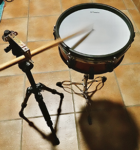 Droll Instruments A simple mechanical model of the drumroll - IOPscience