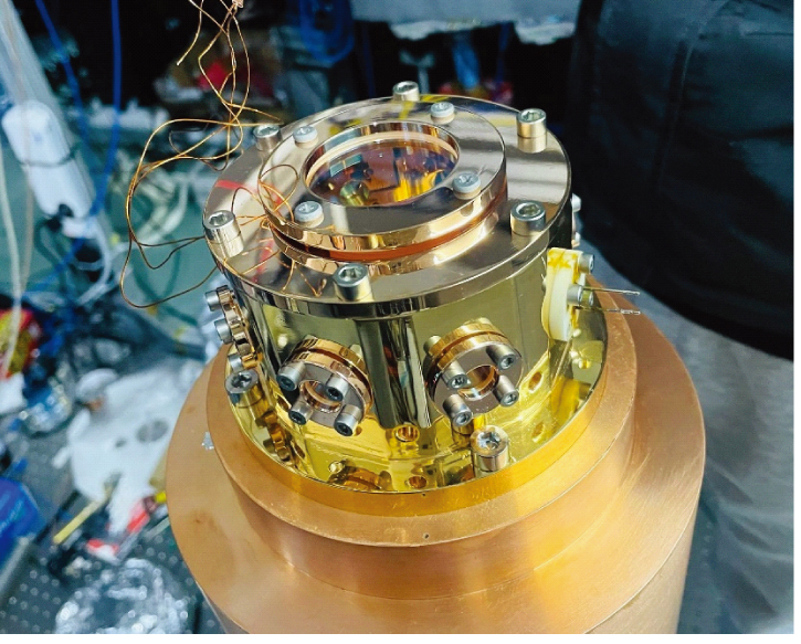 A cryogenic radio-frequency ion trap for a 40Ca+ optical